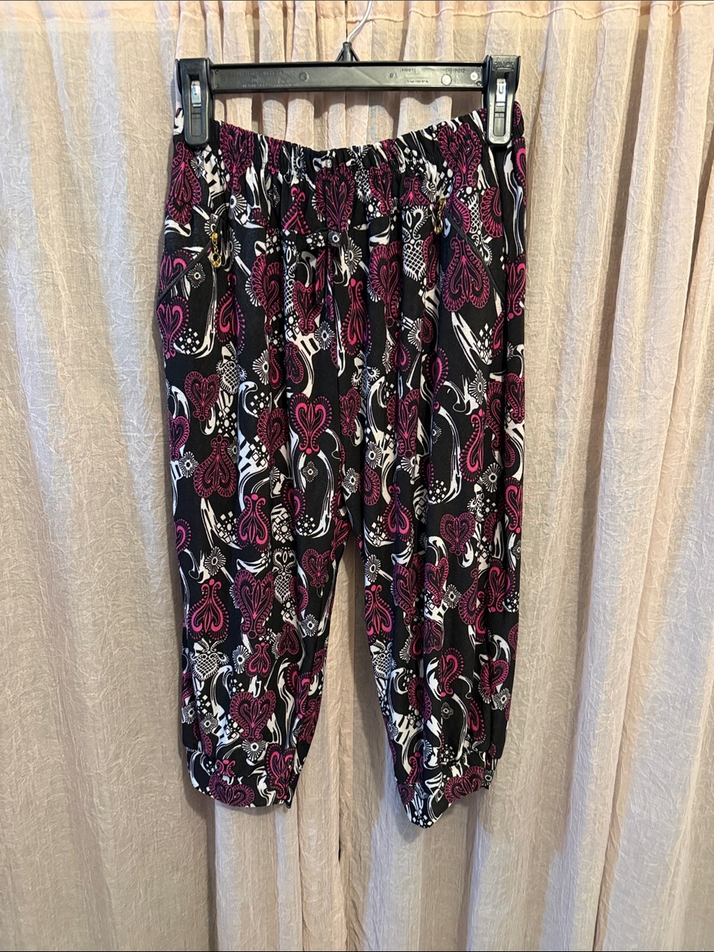 Women's Black & Magenta Paisley-Print Elastic Waist Capris